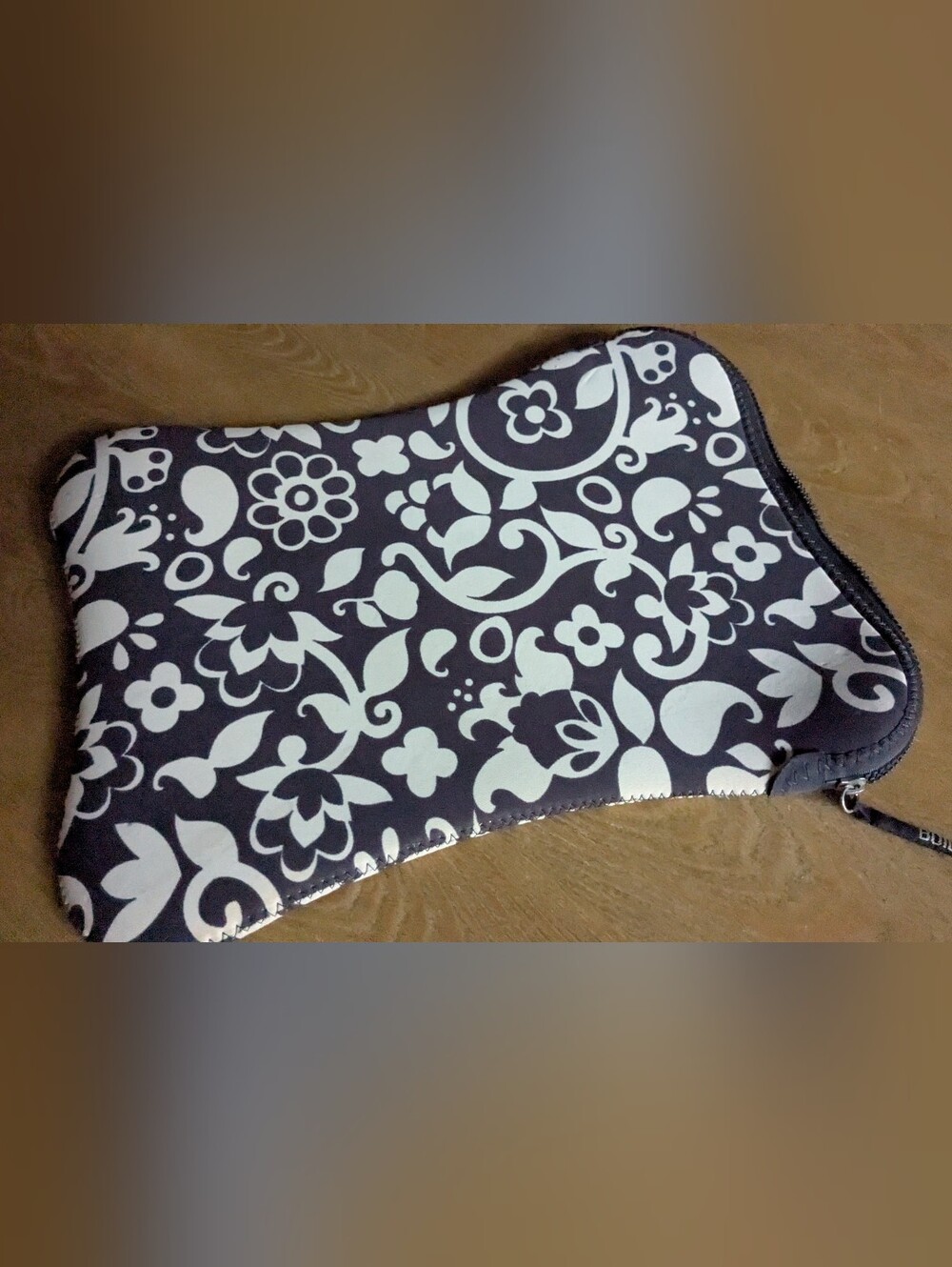 BUILT brand neoprene sleeve  15/16-in laptop/note books black and white floral